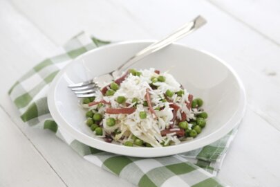 Arroz basmati con jamón serrano, cebolleta y guisantes