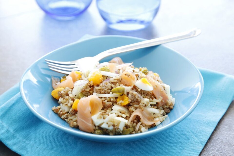 Ensalada de arroz integral con quinoa, huevo y salmón
