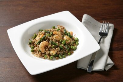 Salteado de trigueros y gambas con arroz integral con quinoa