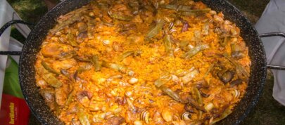 Paella para 20 personas de pollo, conejo y pato