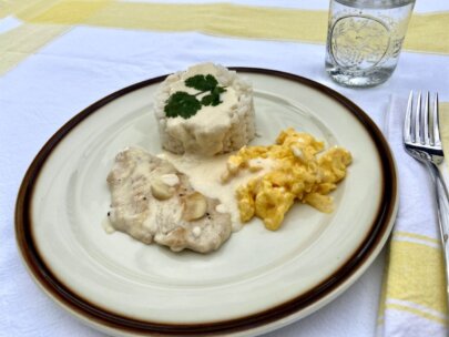 Arroz con pechuga de pollo, nata y tortilla