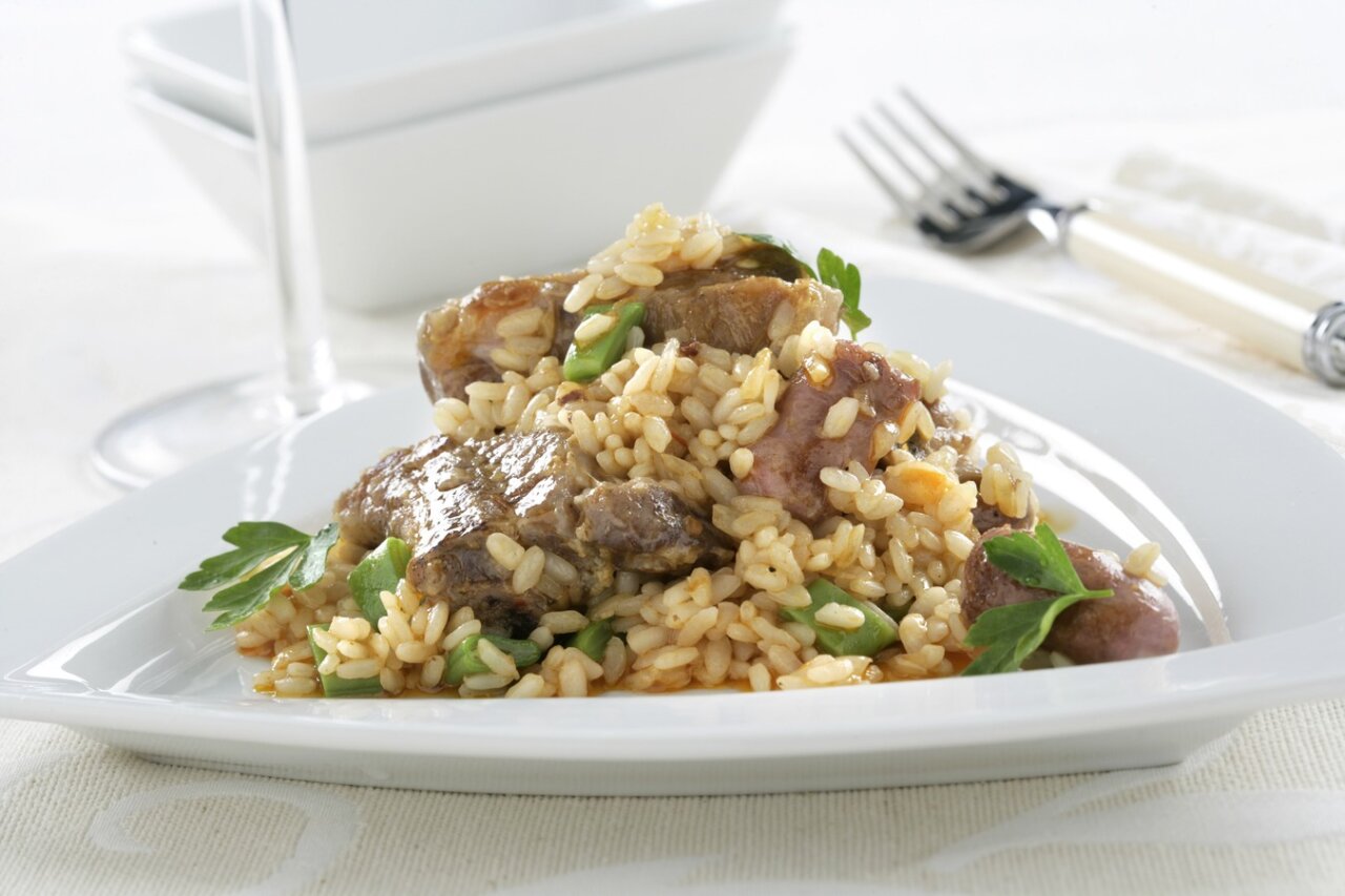 Arroz con costilla y salchichas