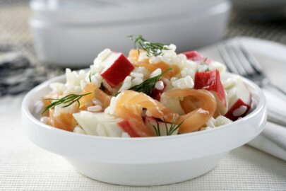 Arroz con salmón ahumado, cangrejo y eneldo