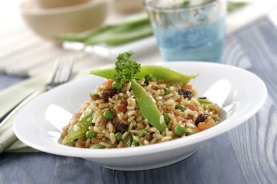 Arroz con judías verdes, pasas y soja