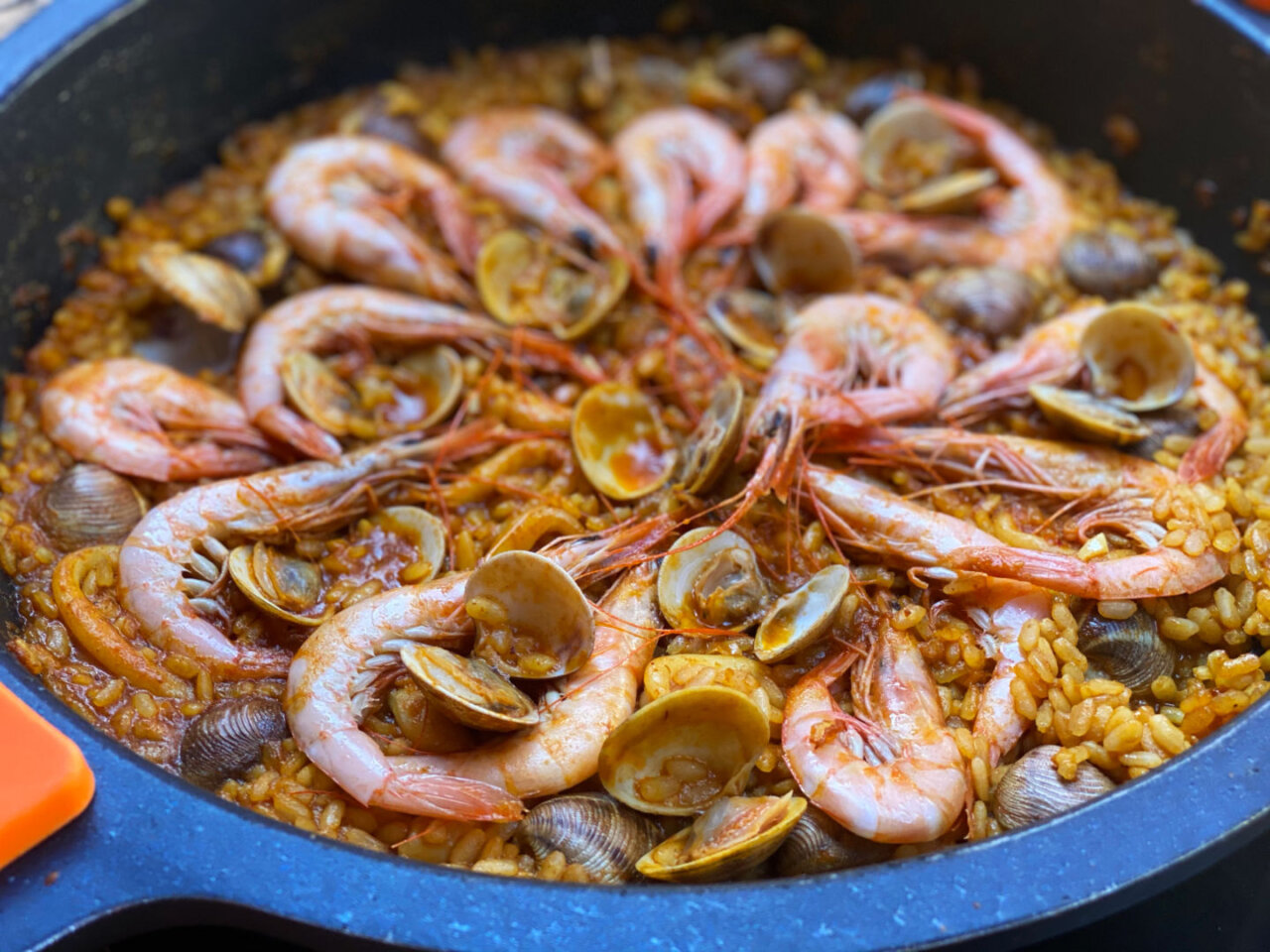 añadimos las gambas y las almejas a la paella