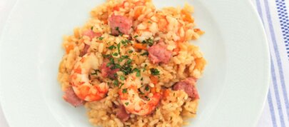 Arroz con salchichas y gambas