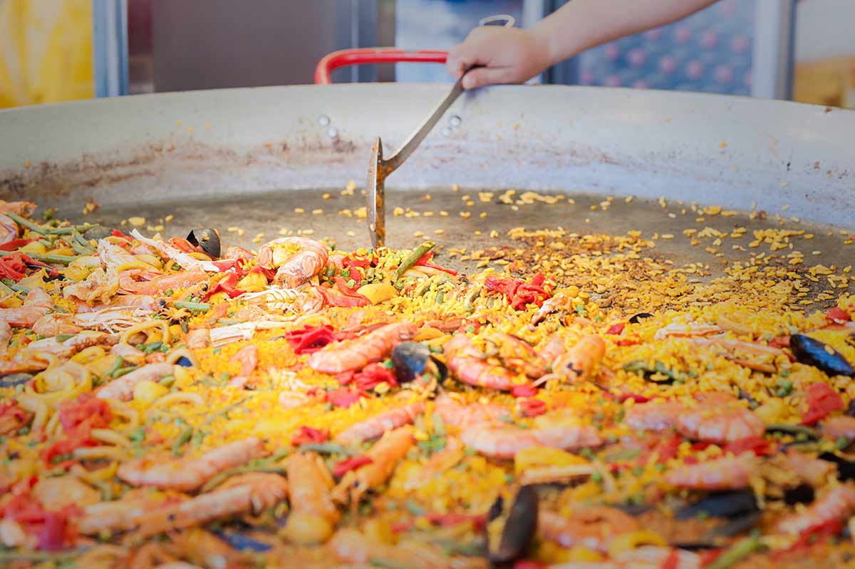 Cuánto arroz hay que echar por persona en una paella