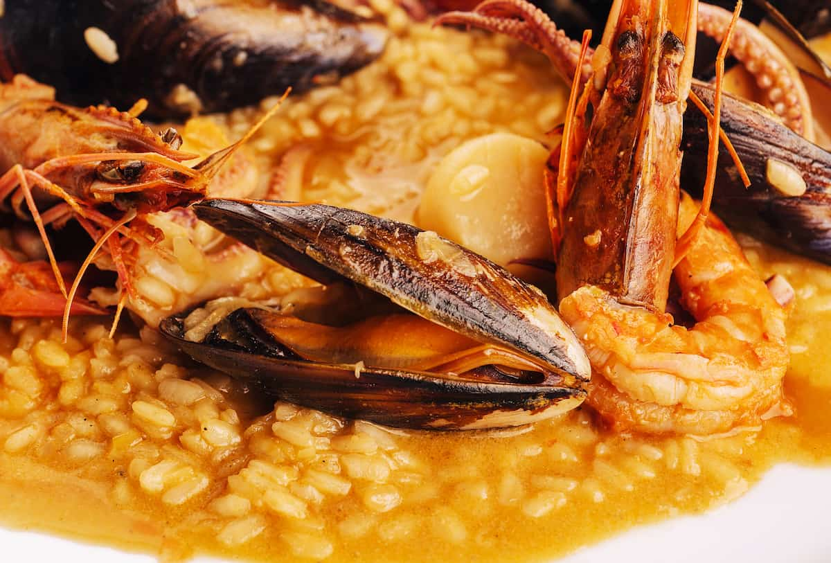 ¿Cuántas calorías hay en una paella de marisco?