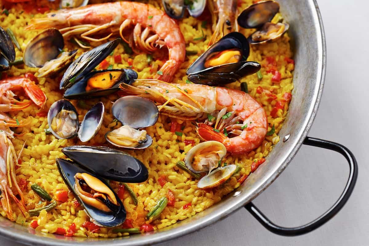 ¿Cuánto tiempo se puede guardar la paella en la nevera?