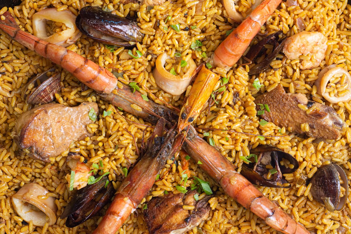 ¿En la Paella se Echa Primero el Arroz o el Agua? Descubre el Secreto