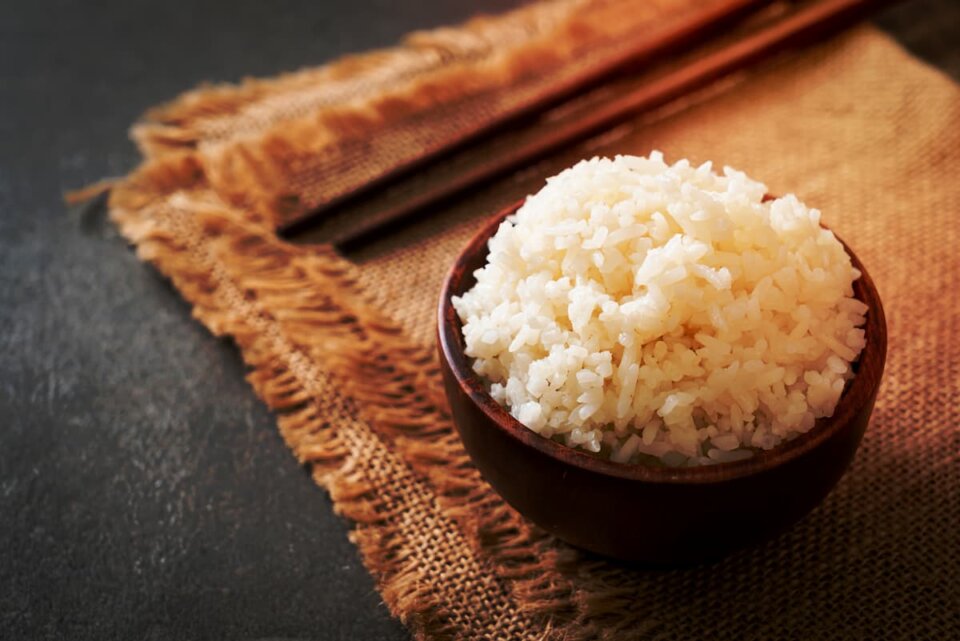Valores nutricionales del arroz blanco: Descubre sus beneficios para una alimentación saludable