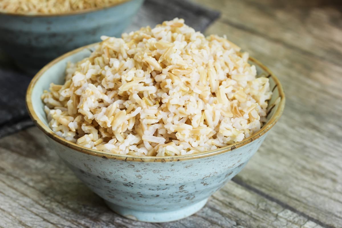 Preparación del arroz integral frito en freidora de aire