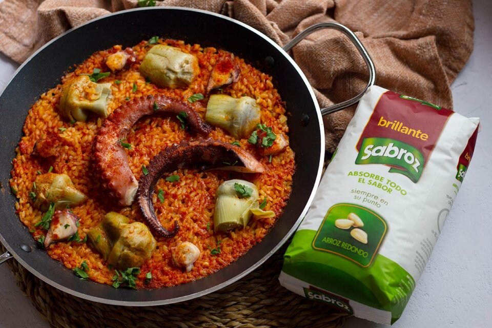 Paella de pulpo y alcachofas