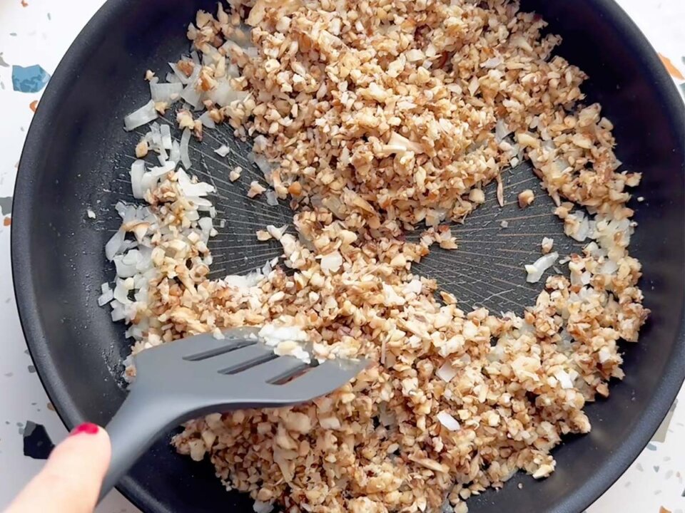 Añadir setas en Risotto de hongos y parmesano