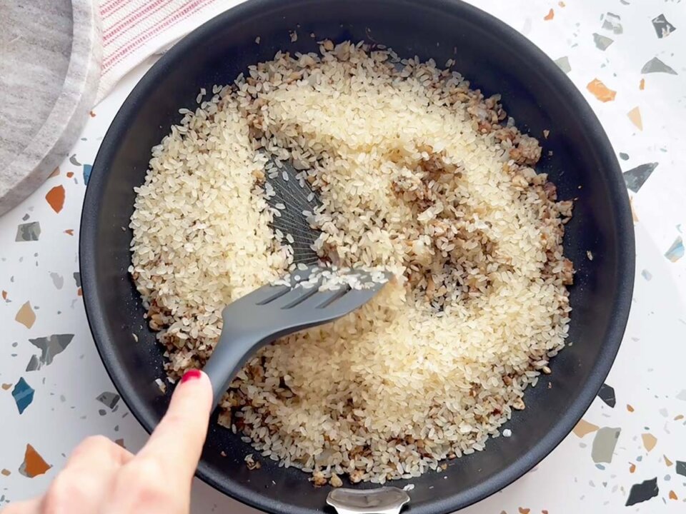 Nacarar arroz en Risotto de hongos y parmesano