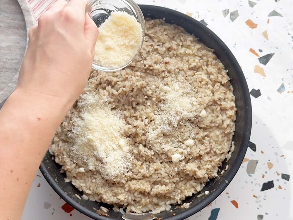 Añadir queso a Risotto de hongos y parmesano