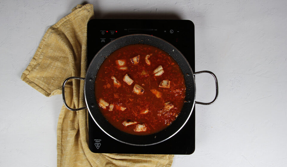 Caldo y secreto en paella de secreto y alcachofas