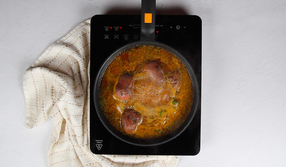 Caldo y cerveza en Arroz con pato peruano