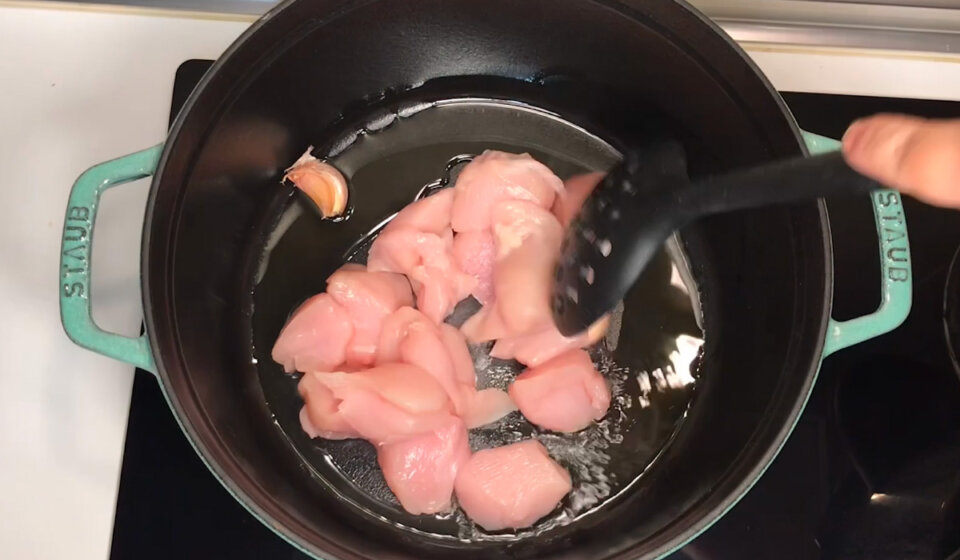 Cocinar pollo para de Arroz con pollo al ajillo