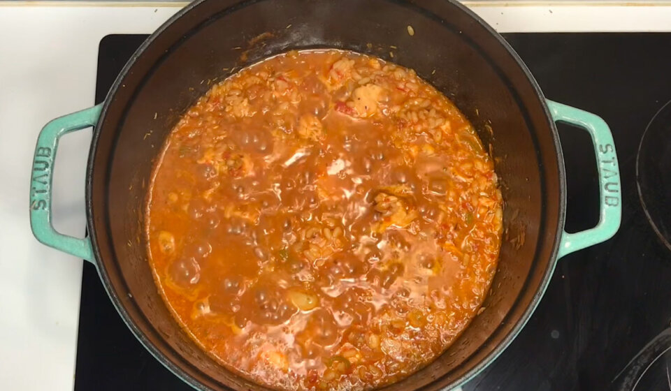 Arroz y caldo en Arroz con pollo al ajillo