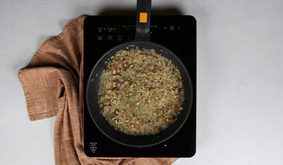 Añadir arroz y vino a Risotto cremoso de champiñones