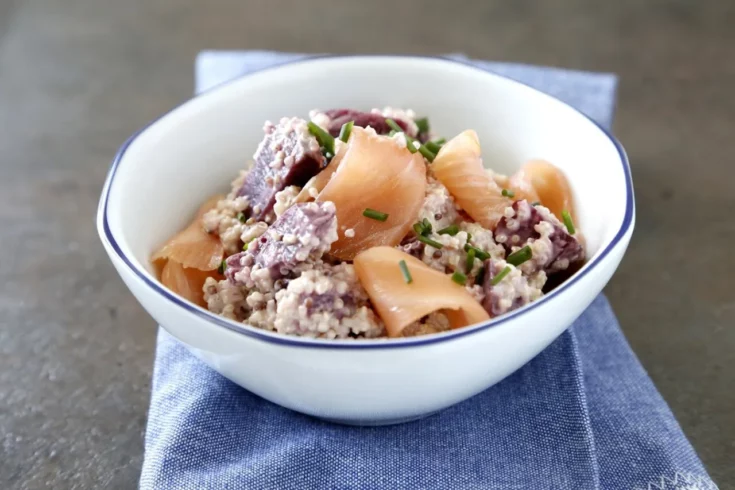 ensalada de quinoa con salmón y remolacha