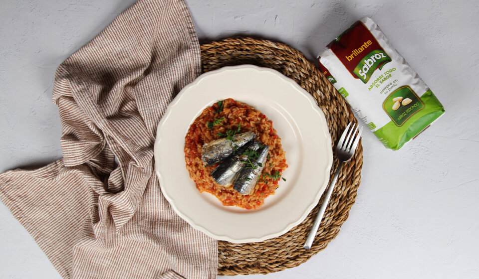 Presentación de arroz con sardinas