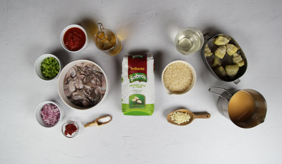 Ingredientes de arroz con pulpitos y alcachofas