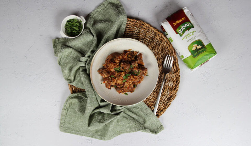 Presentación de arroz con mollejas de pollo