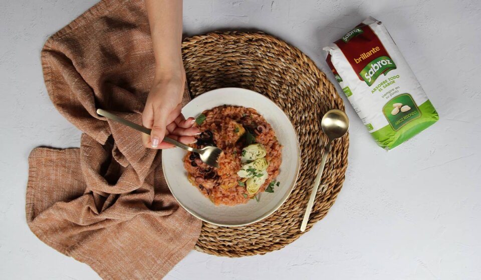 Presentación de arroz con pulpitos y alcachofas