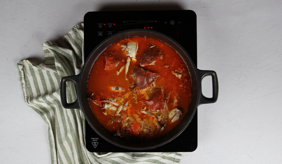 Resto del caldo y cangrejos en Arroz con cangrejo azul