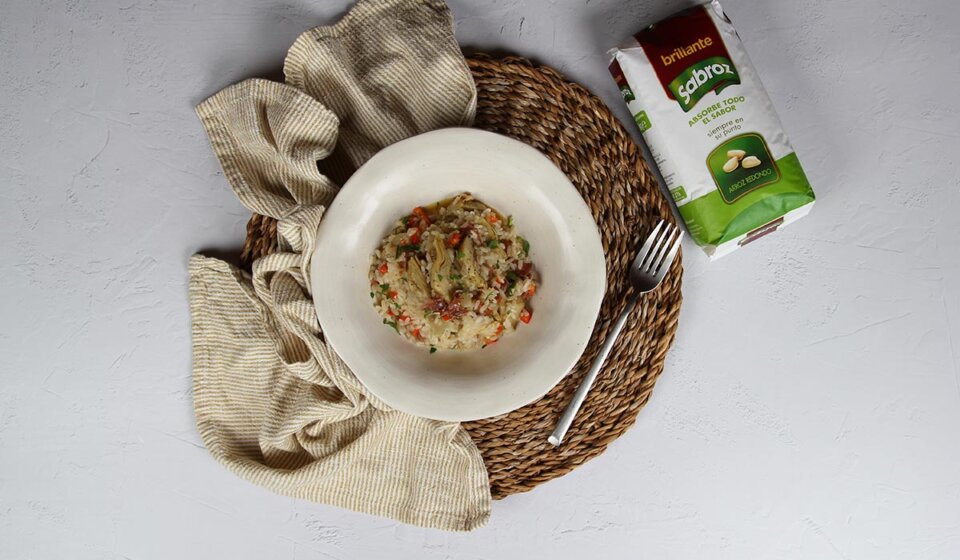 Presentación de arroz con alcachofas congeladas