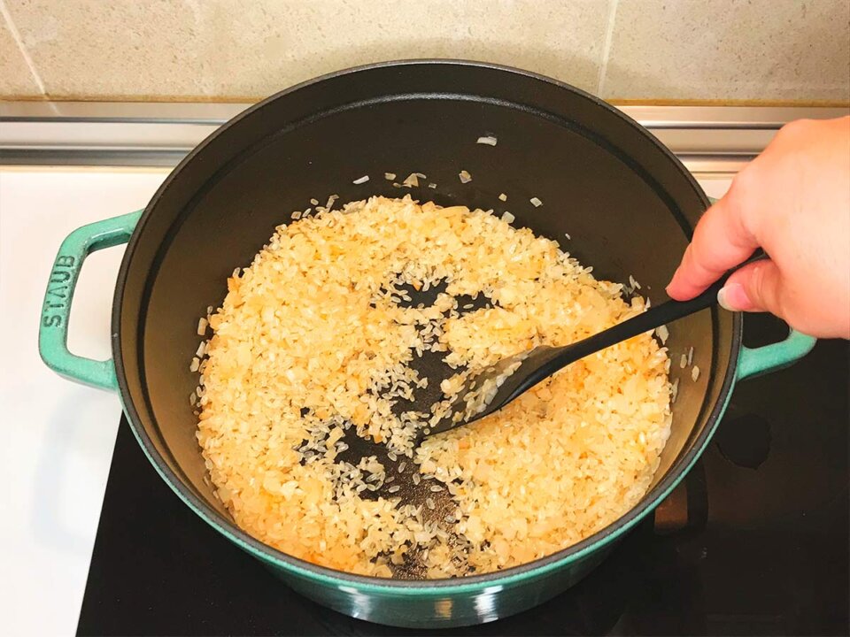 Sofreír cebolla y nacarar arroz para Arancini