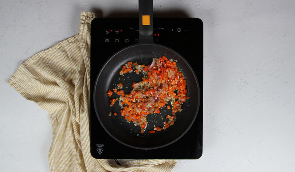 Sofrito de verduras en arroz con alcachofas congeladas