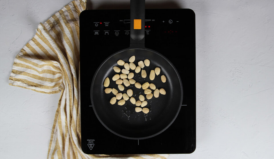 Sofreír almendras para Arroz con almendras