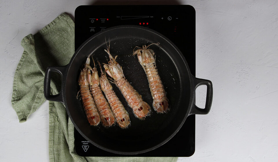 Sofreír galeras en Arroz con galeras y alcachofas