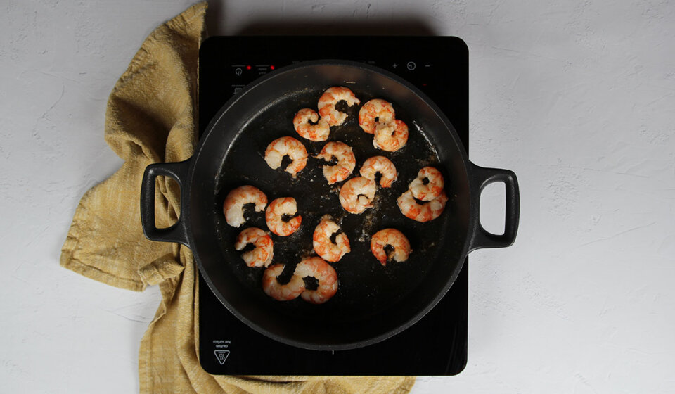 Dorar las gambas para Arroz con gambas y mejillones