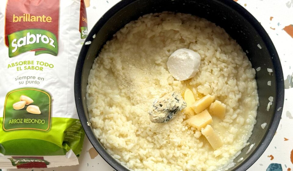 Incorporar quesos en Risotto 4 quesos