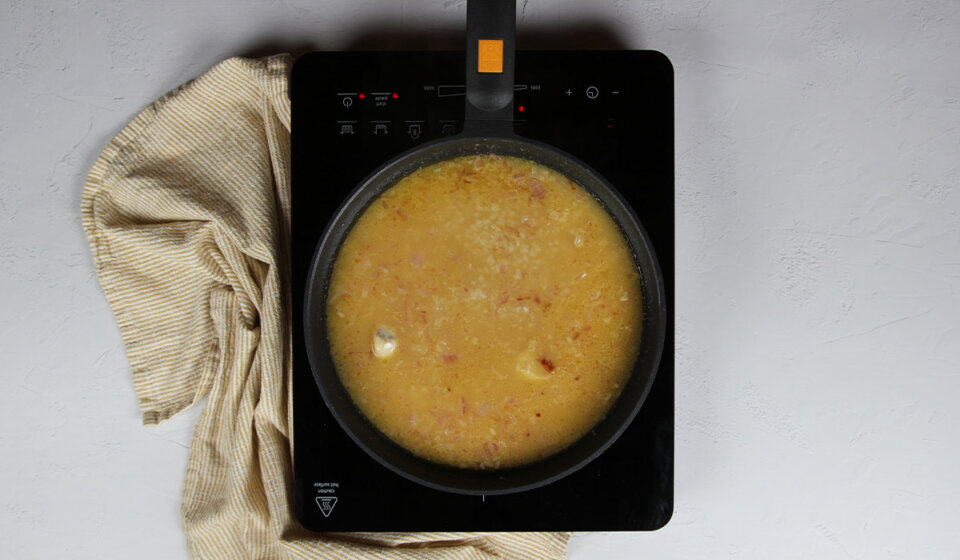 Caldo en Risotto con alcachofas