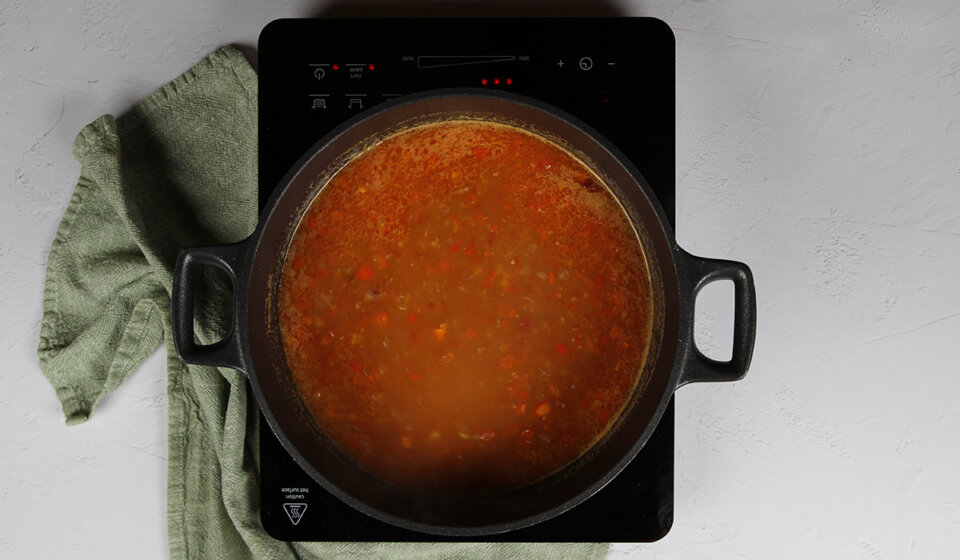 Caldo en Arroz con galeras y alcachofas