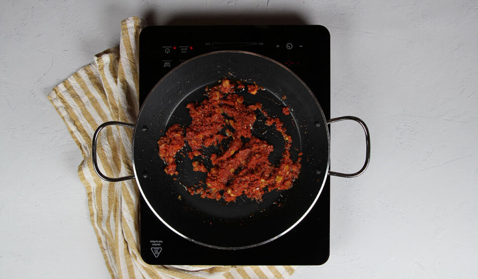 Sofrito en Paella de bacalao