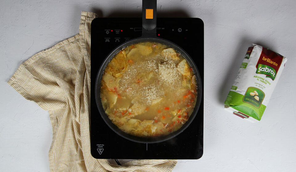 Caldo y arroz para arroz con alcachofas congeladas