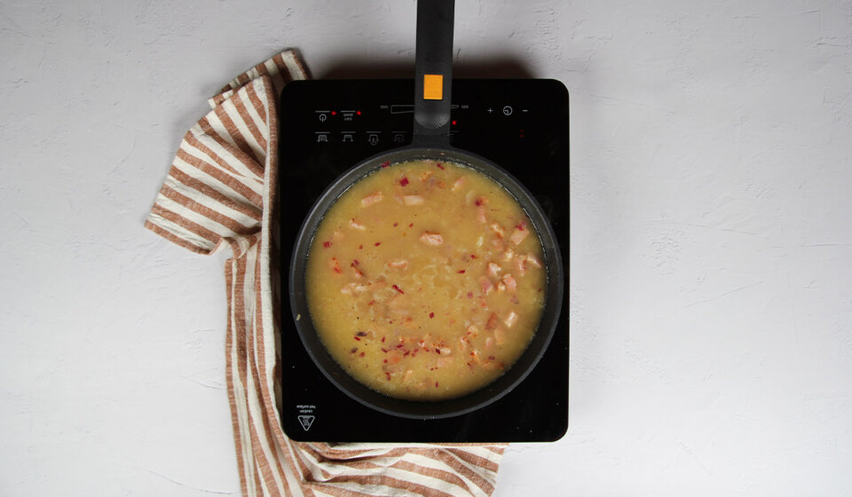 Cocinado de arroz y caldo para risotto con bacon