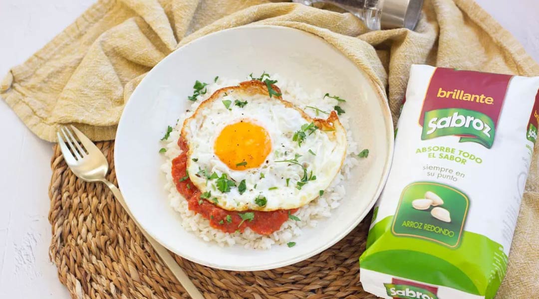 Arroz con tomate y huevo