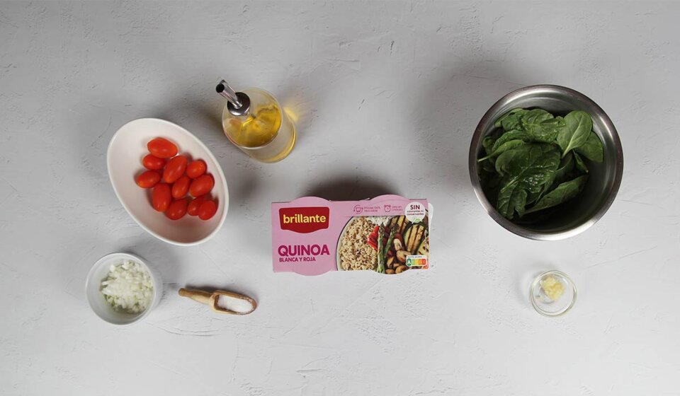 Ingredientes de quinoa con espinacas