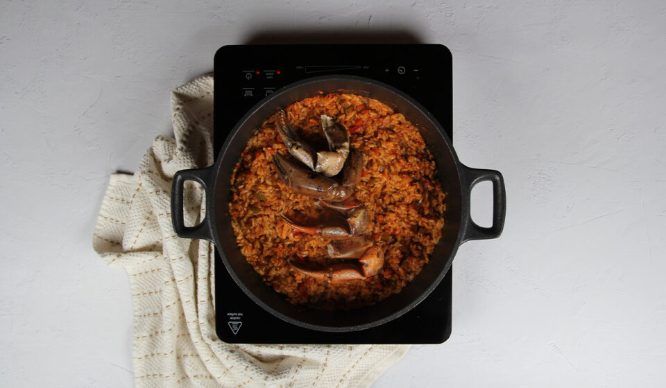 Añadir pinzas de cangrejo a arroz con cangrejos