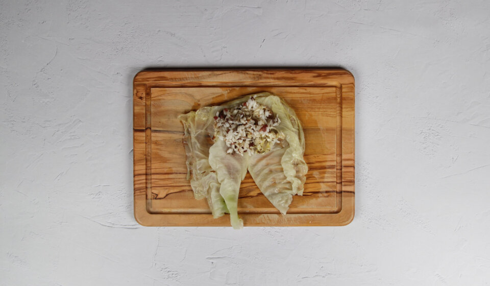 Hoja de col abierta con el relleno para col rellena de arroz