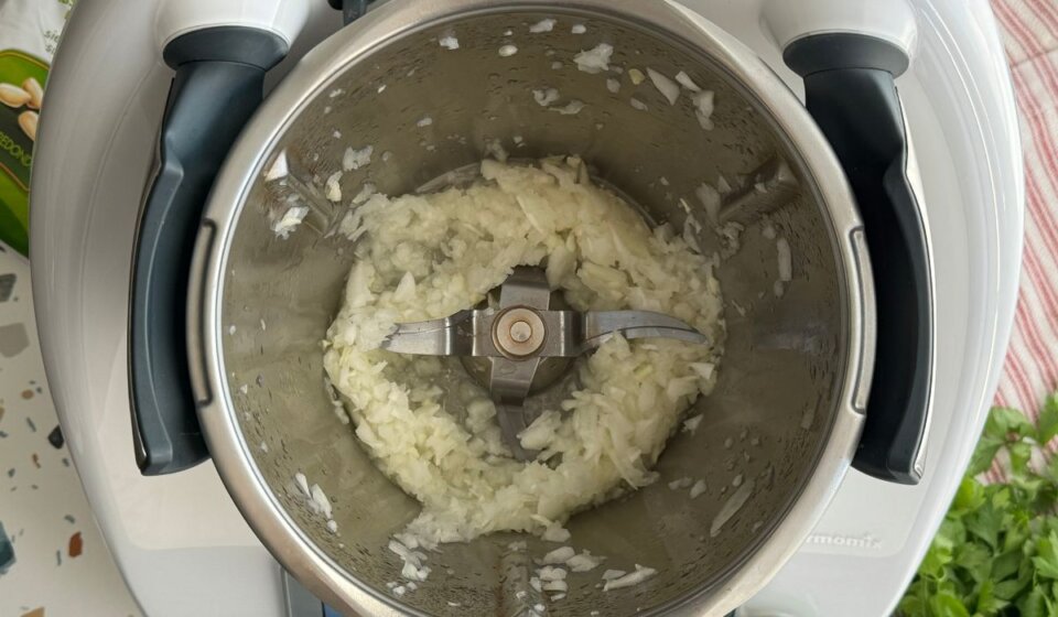 Picar ajo y cebolla para Arroz meloso con gambones thermomix