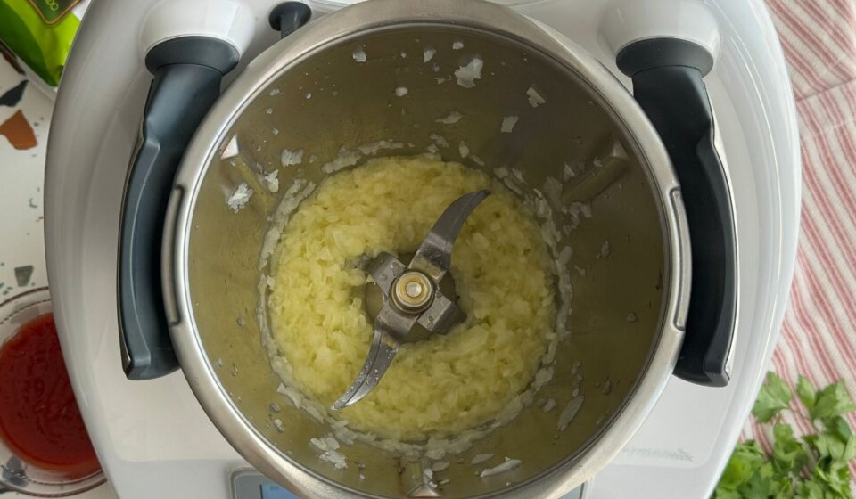 Sofreír ajo y cebolla para Arroz meloso con gambones thermomix