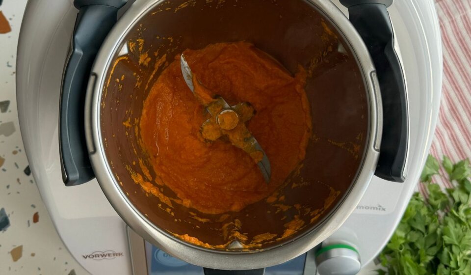 Incorporar tomate y pimentón para Arroz meloso con gambones thermomix